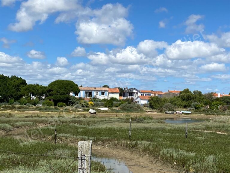600m commerces, proche de la Gachère, des plages et de la forêt, terrain à bâtir