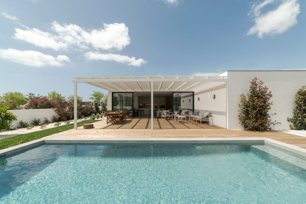 extérieur d'une maison sur mesure en Vendée avec piscine et terrasse