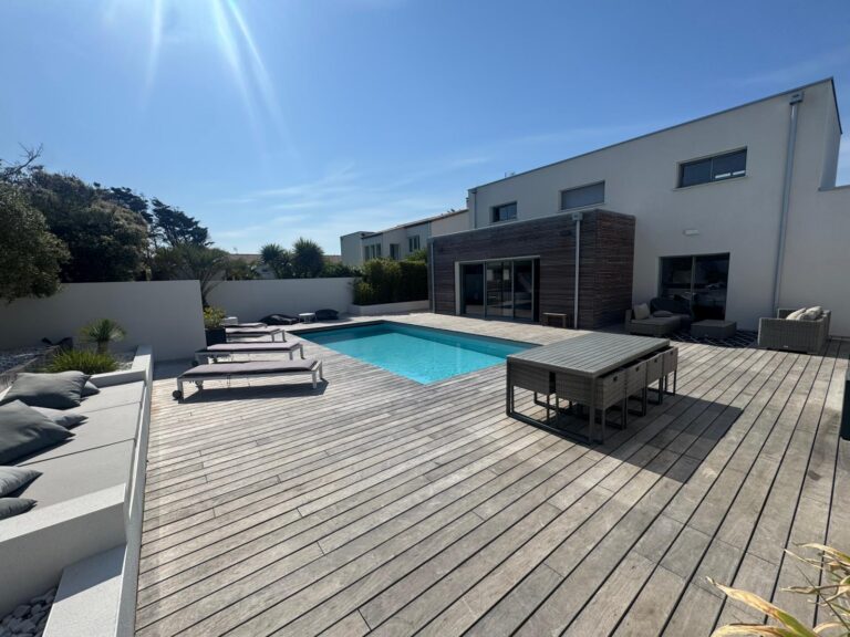 Design Personnalisé Entrée 10m² Salon Vivant 43m² Cuisine Ouverte 19m² Cellier 13m² Terrasse 10m²