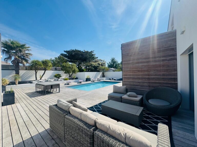 Garage 32m² Véhicules Équipements Sécurisé Terrasse 10m² Jours Ensoleillés Architecture Moderne France