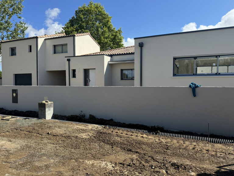 Garage de 55 m² pour Deux Véhicules Préau de 18 m² et Abri de 14 m²