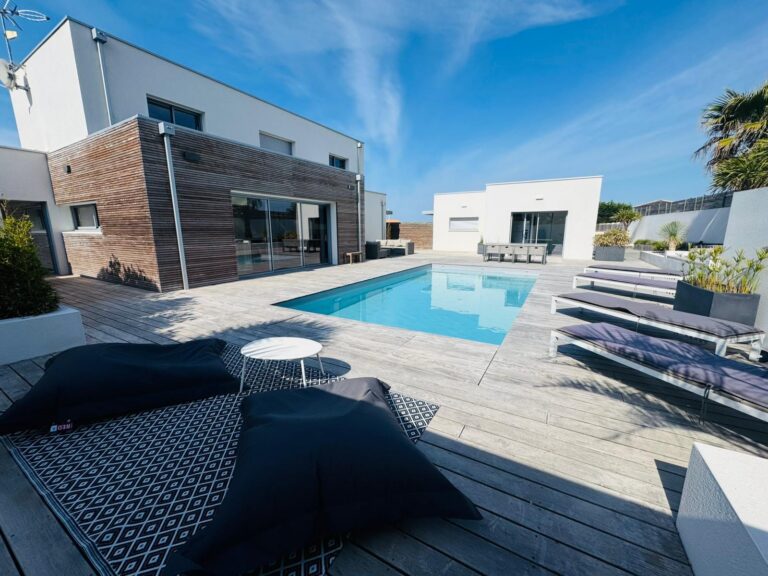 Salon 43m² Lumineux Rassemblements Familiaux Espaces Sociaux Cuisine Centrale Repas Bureau 5m² Cellier Produits