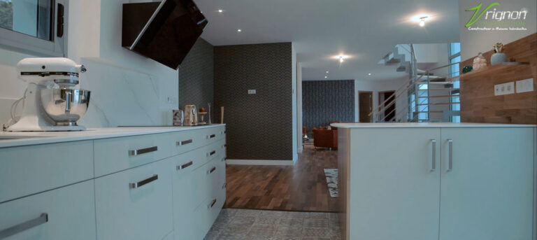 Style Vendeen Revisite Materiaux Haut De Gamme Precision Millimetree Atmosphere Chaleureuse Rangement Optimal