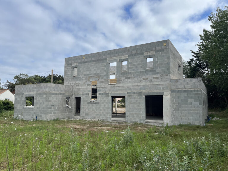 Construction sur mesure : Villa contemporaine bien-être, jardin, électroménagers centralisés et espaces spacieux