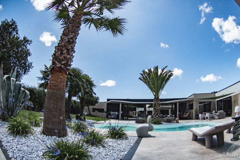 Villa contemporaine d'architecte 300 m² : terrasse lumineuse en Vendée moderne