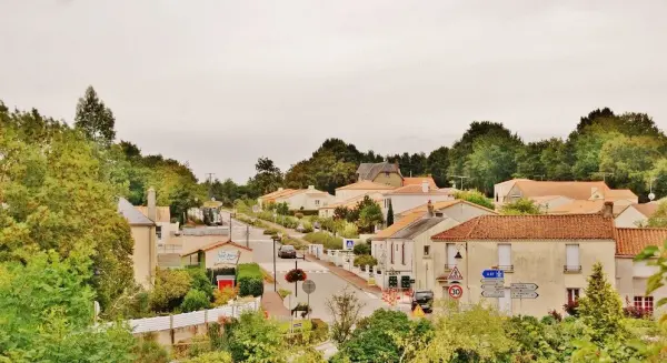 Vue d'Aubigny-les-Clouzeaux, village typique vendéen avec maisons traditionnelles et cadre verdoyant.