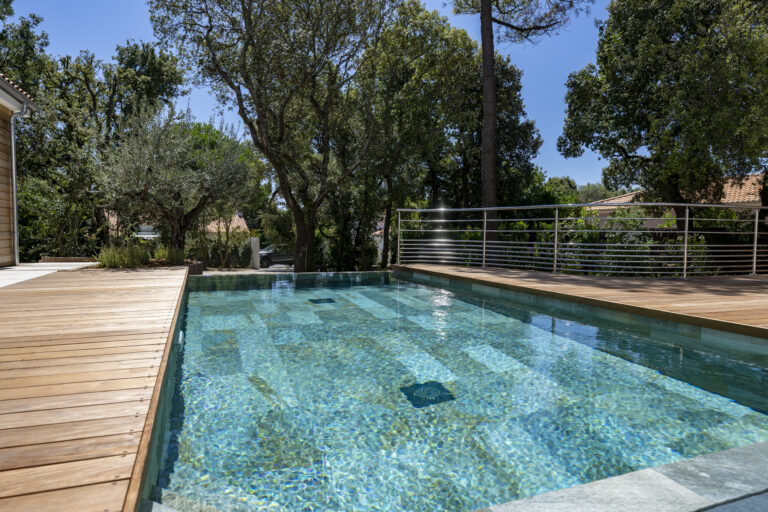 Extérieur Piscine Carrelée Débordement Lumière Naturelle Grandes Ouvertures Pièce de Vie Étage Optimiser Espace Habitable Séparation Espaces de Vie