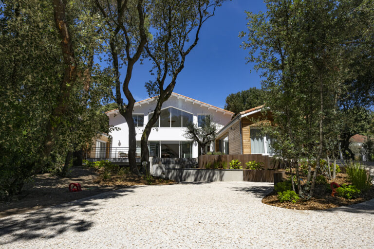 Vue Maison Extérieur Architecture Moderne Esthétique Contemporaine Durabilité Hauteur Sous Plafond 7 Métres Luminosité Grandes Ouvertures
