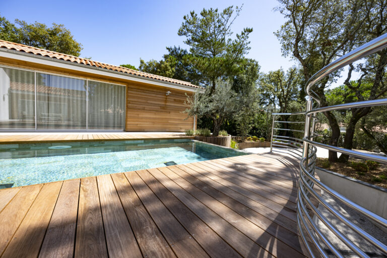 Vue Piscine Extérieur Carrelée Débordement Hauteur Sous Plafond 7 Métres Luminosité Architecture Moderne Maison Sur Mesure
