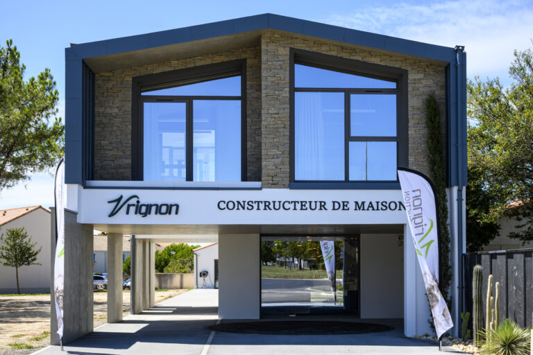 Façade de la nouvelle agence Vrignon Construction aux Sables d'Olonne, Vendée. Découvrez notre expertise en construction de maisons sur mesure.