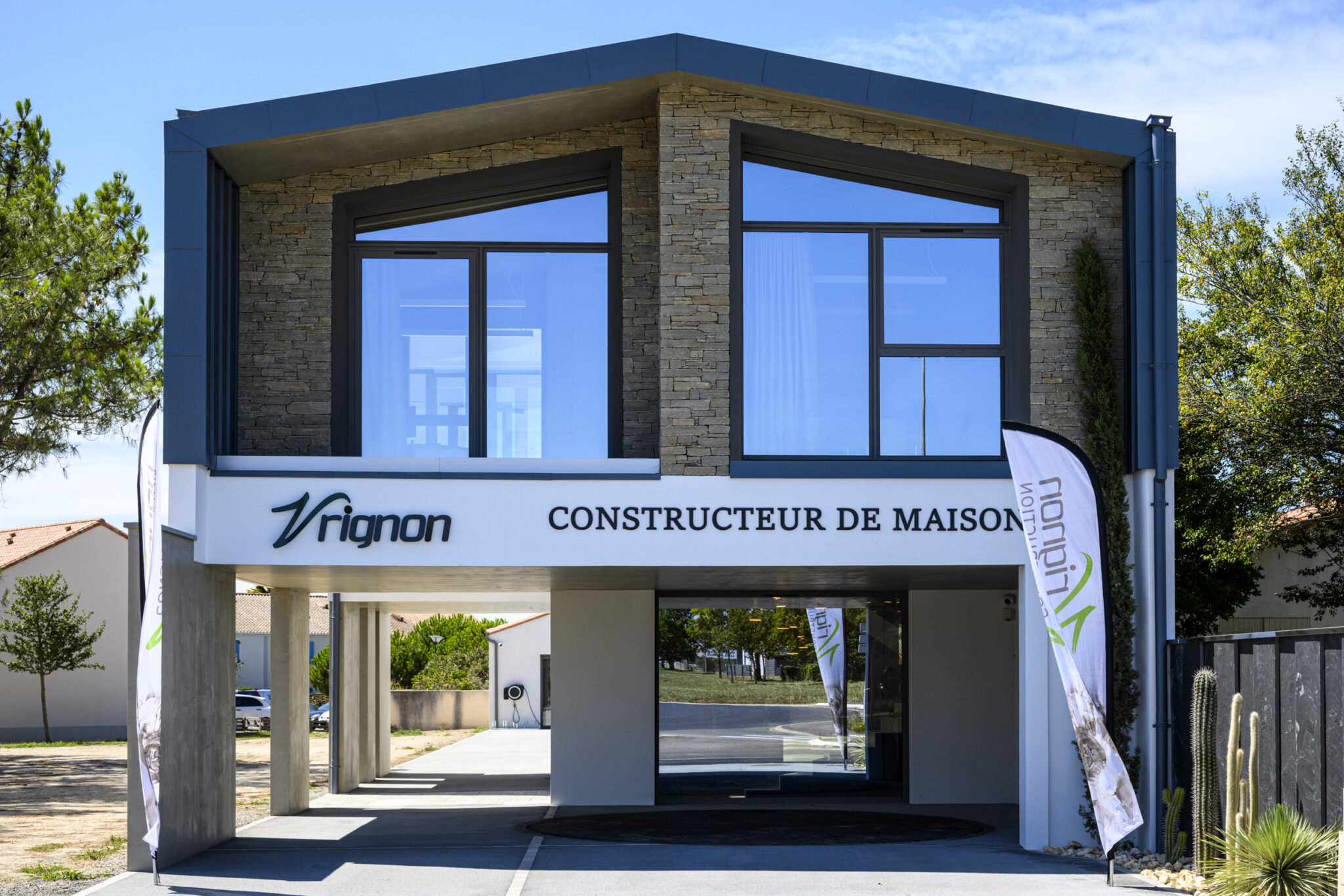 Façade de la nouvelle agence Vrignon Construction aux Sables d'Olonne, Vendée. Découvrez notre expertise en construction de maisons sur mesure.