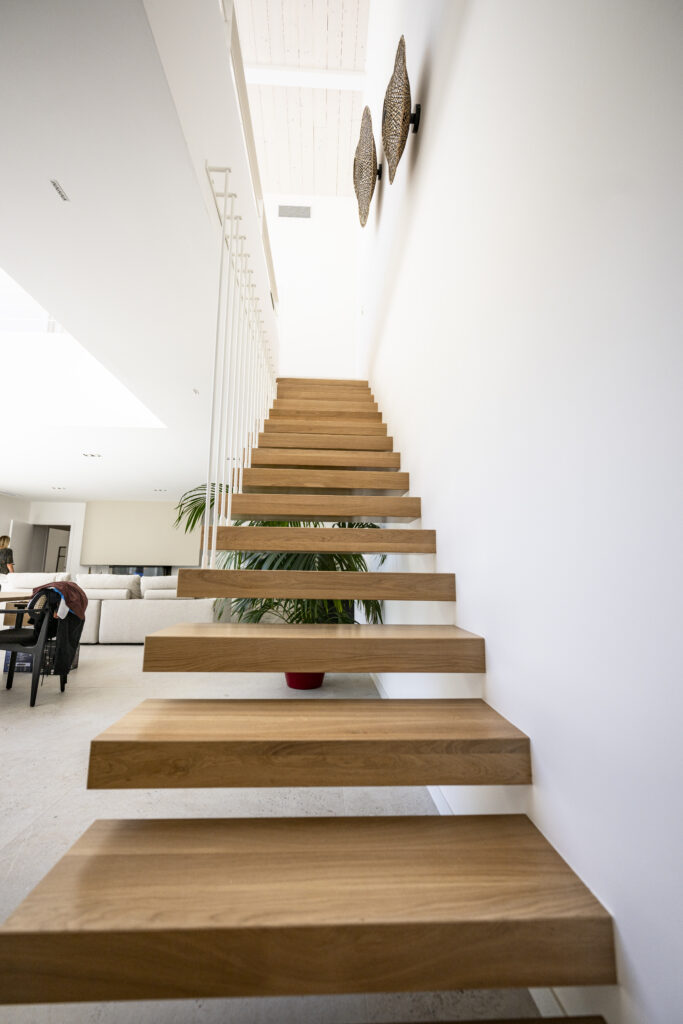 Construction maison 314m2 escalier limon invisible La Pironnière